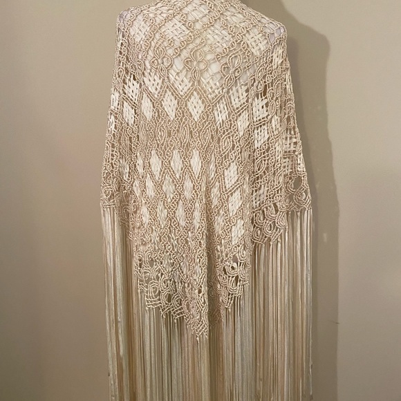 Stunning Unique Shawl - Picture 2 of 4